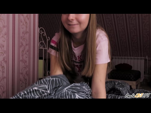 ❤️ Tarraingíonn Blondie BFF go domhain uirthi agus faigheann sí cum ina béal ☑ Porn crua linn ﹏