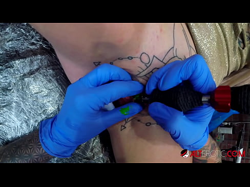 ❤️ An hottie thar a bheith tattooed Sully Savage fuair tattoo ar a clitoris ☑ Porn crua linn ﹏