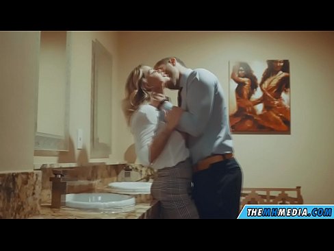 ❤️ Nuair a mheallann blonde busty tú i seomra scíthe poiblí ☑ Porn crua linn ﹏